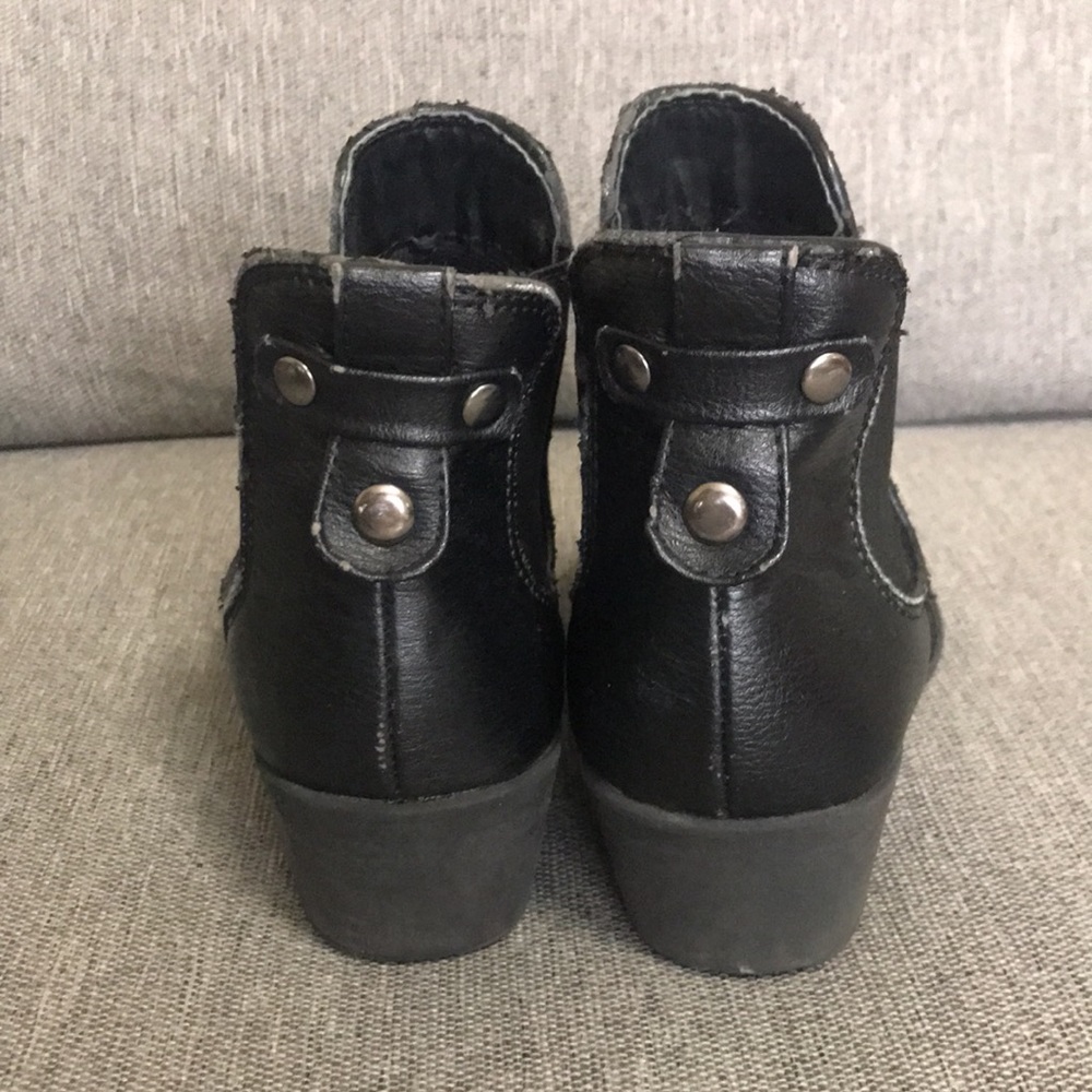 Soda Black Chelsea Boots - Picture 2 of 8